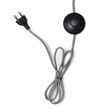 Câble textile gris avec interrupteur au pied et fiche secteur du lampadaire Iguazu