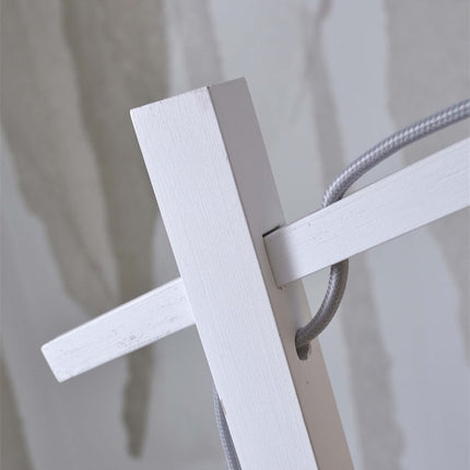 Détail de la structure en bois laqué blanc du lampadaire Iguazu et de son câble textile gris