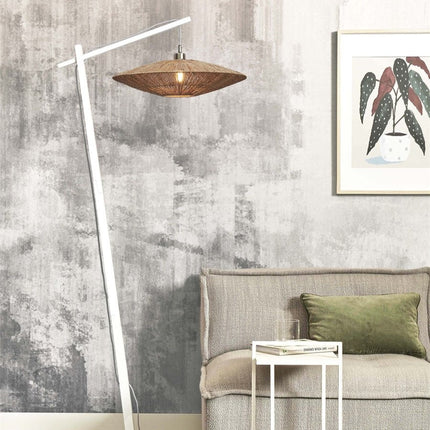 Lampadaire Iguazu structure bois blanc et abat-jour en jute tressé dans un salon cosy