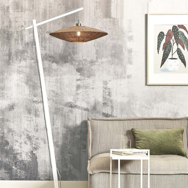 Lampadaire Iguazu structure bois blanc et abat-jour en jute tressé dans un salon cosy