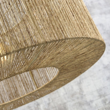 Angle de l'abat-jour tressé en jute du lampadaire Iguazu, mettant en valeur le relief et la découpe de la base