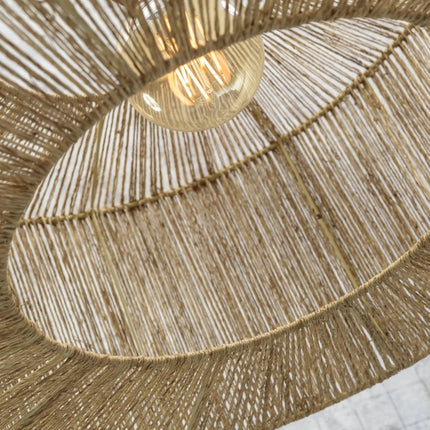 Vue en contre-plongée de l'abat-jour en jute du lampadaire Iguazu, ampoule à filament visible en son centre