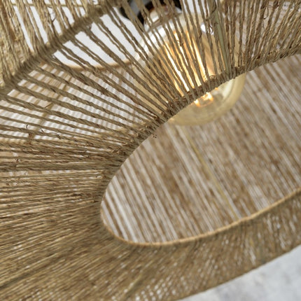 Vue intérieure de l'abat-jour en jute du lampadaire Iguazu, ampoule allumée diffusant une lumière chaude à travers le tressage