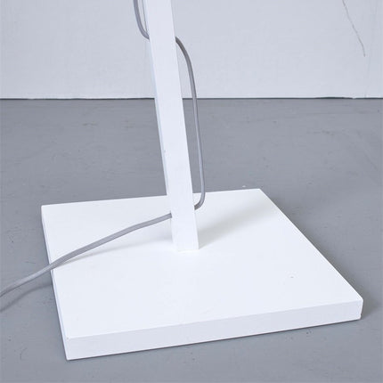 Socle carré en bois laqué blanc du lampadaire Iguazu avec câble textile gris