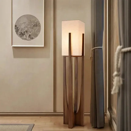 Lampadaire japonais en bois foncé style noyer dans une entrée japonaise avec estampe et rideaux