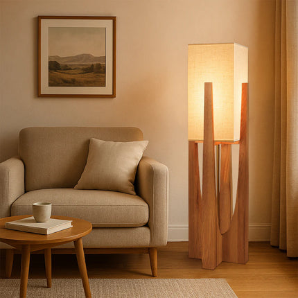 Lampadaire japonais en bois foncé allumé dans un salon cosy près d'un canapé beige