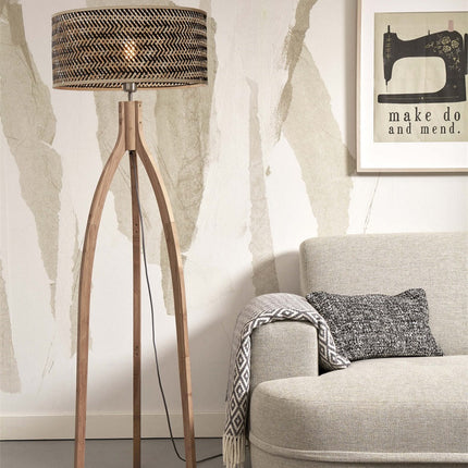 Lampadaire Java 3 pieds en bambou naturel et noir avec abat-jour tressé dans un salon cosy