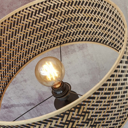 Intérieur de l'abat-jour tressé du lampadaire Java laissant apparaître l'ampoule E27 allumée
