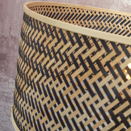 Gros plan sur le tressage en chevrons de l'abat-jour du lampadaire Java, bambou naturel et noir