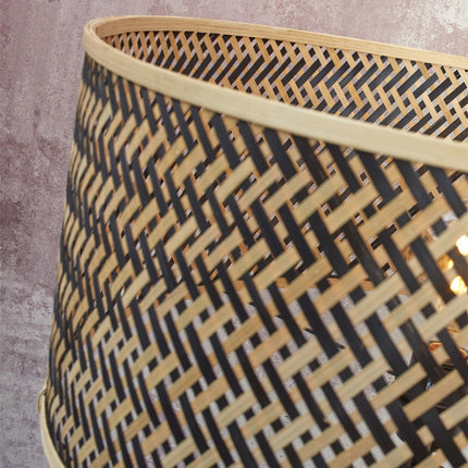 Détail du tressage en chevron de l'abat-jour bambou naturel et noir du lampadaire Java