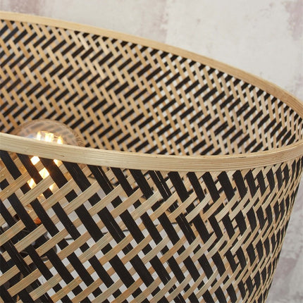 Gros plan sur le motif chevron tressé de l'abat-jour bambou du lampadaire Java