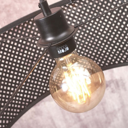 Gros plan sur l'ampoule à filament E27 suspendue dans l'abat-jour tressé noir du lampadaire Java