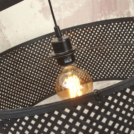 Douille noire et ampoule E27 vues de l'intérieur de l'abat-jour en bambou tressé du lampadaire Java