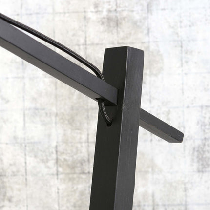 Détail de la jonction entre le pied vertical et la potence en métal noir du lampadaire Java