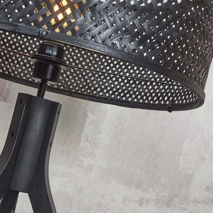 Détail de la douille noire et du raccord entre le mât en bambou et l'abat-jour tressé du lampadaire Java