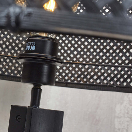 Point de fixation entre l'abat-jour tressé et le mât en bambou noir du lampadaire Java, vue rapprochée