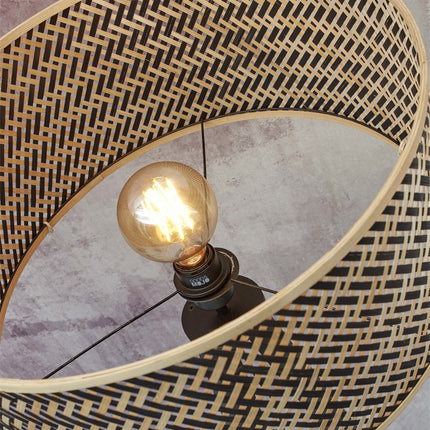 Intérieur de l'abat-jour du lampadaire Java avec douille E27 et ampoule vintage allumée