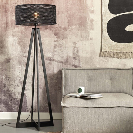 Lampadaire Java droit en bambou naturel avec tête spot orientable, dans un salon lumineux aux tons neutres