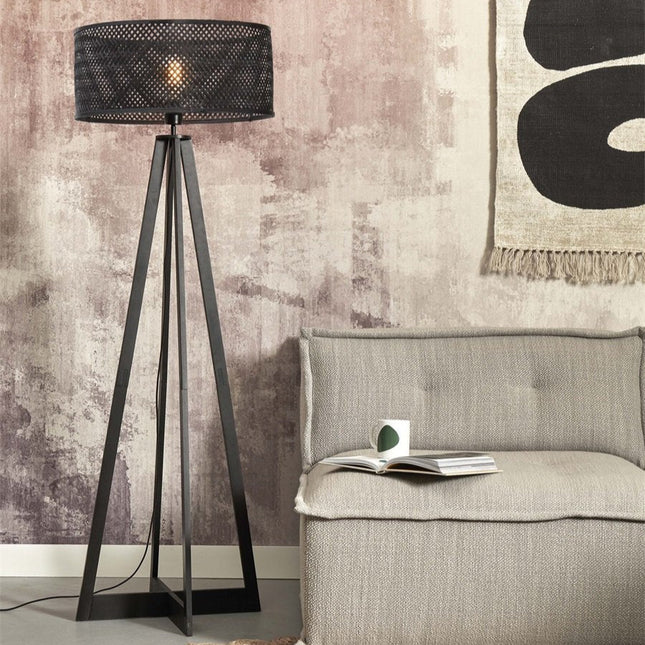 Lampadaire Java droit en bambou naturel avec tête spot orientable, dans un salon lumineux aux tons neutres
