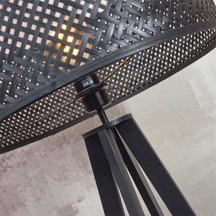 Vue rapprochée du lampadaire Java bambou naturel et de sa tête spot devant un voilage