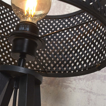 Lampadaire Java bambou naturel devant un voilage lumineux, vue d'ensemble de la tige et du socle