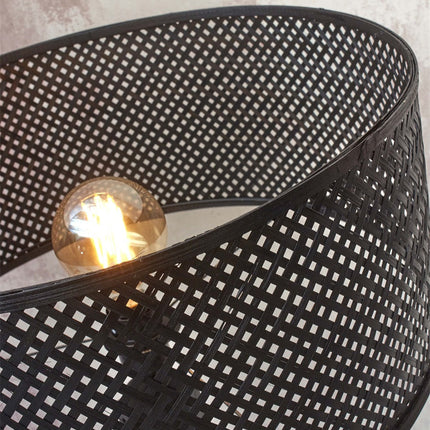 Gros plan sur le tressage de l'abat-jour en bambou noir du lampadaire Java, avec l'ampoule E27 visible