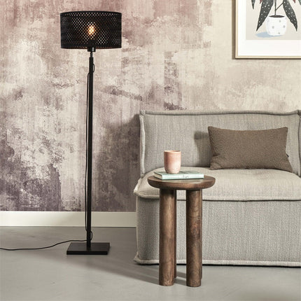 Lampadaire Java Droit en bambou noir près d'un canapé beige et d'une table basse en bois, ambiance salon