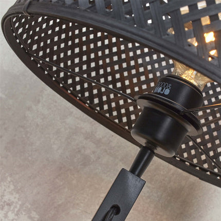 Détail de la douille E27 noire à l'intérieur de l'abat-jour en bambou tressé du lampadaire Java
