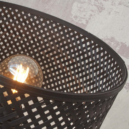 Vue plongeante dans l'abat-jour en bambou tressé noir du lampadaire Java, motif en croisillons