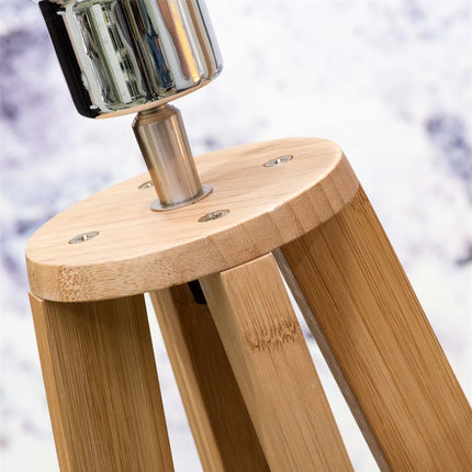 Détail de la fixation chromée au sommet du piètement en bambou naturel du lampadaire Java