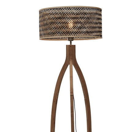 Vue du haut du lampadaire Java, abat-jour tressé bambou allumé sur pieds tripodes