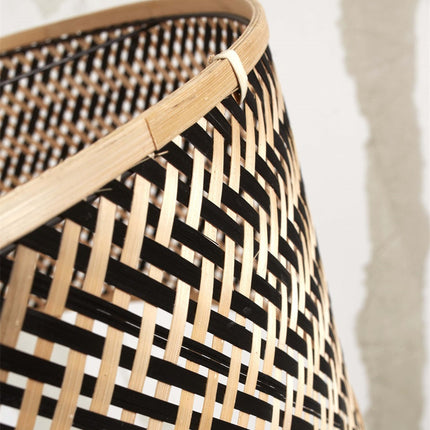 Détail du tressage en chevron de l'abat-jour bambou naturel et noir du lampadaire Java XL