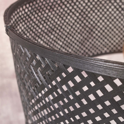 Gros plan sur le motif chevron tressé de l'abat-jour en bambou noir du lampadaire Java XL