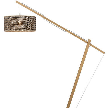 Lampadaire Java XL en bambou dans un salon cosy, éclairant un canapé et une table basse