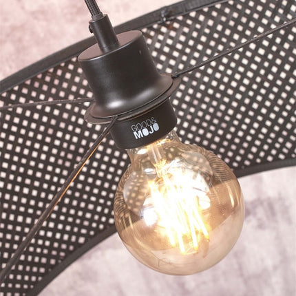 Gros plan sur l'ampoule E27 filament et le tressage de l'abat-jour du lampadaire Java XL