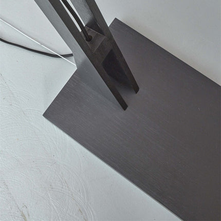 Détail de la base rectangulaire en bambou noir laqué du lampadaire Java XL arqué