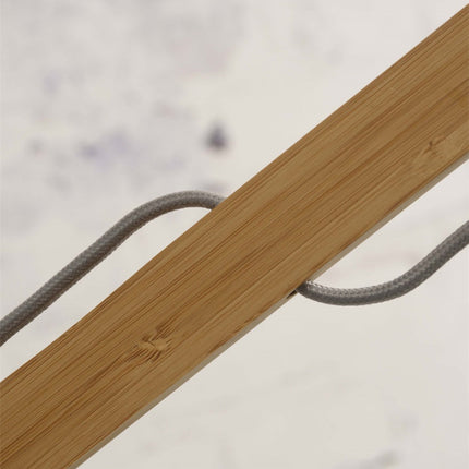 Détail du bras en bambou naturel et du câble haubané du lampadaire Java XL