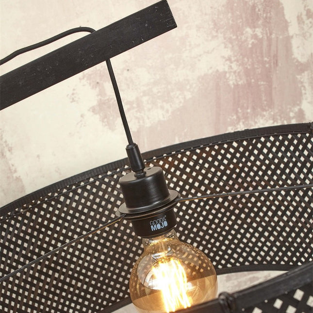 Détail de la douille E27 et de l'ampoule vintage suspendue dans l'abat-jour du lampadaire Java XL