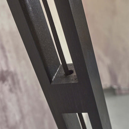 Détail du montant en bambou noir avec passage du câble textile du lampadaire Java XL