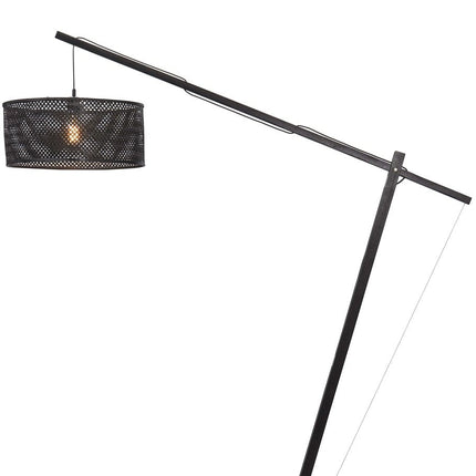Vue d'ensemble du lampadaire Java XL arqué en bambou noir, abat-jour allumé, sur fond blanc