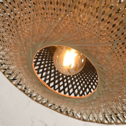 Vue rapprochée de l'abat-jour en bambou tressé du lampadaire Kalimantan, laissant filtrer une lumière chaude.