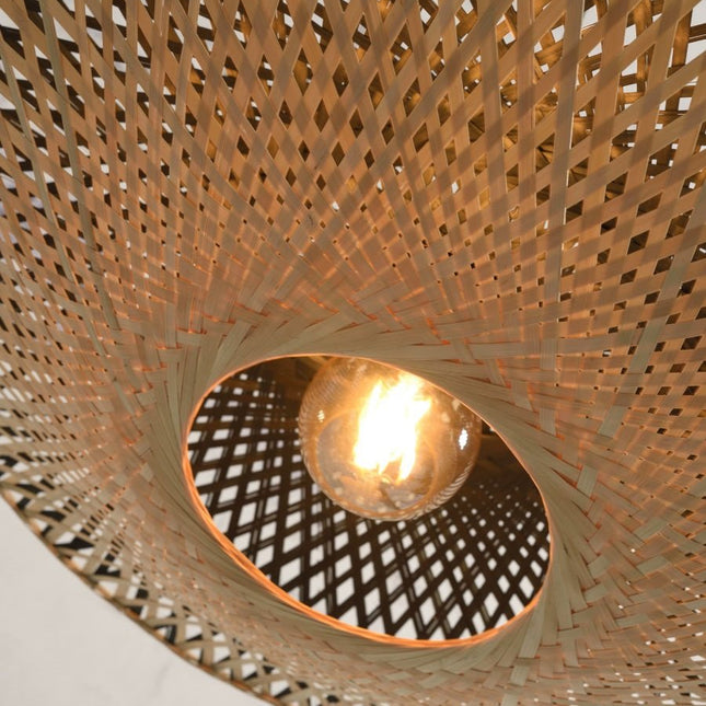 Vue intérieure de l'abat-jour tressé en bambou du lampadaire Kalimantan, avec ampoule E27 allumée