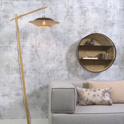 Lampadaire Kalimantan en bambou tressé naturel et noir, bras orientable, dans un salon nordique près d'un canapé gris