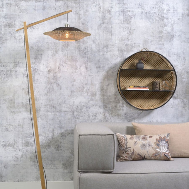 Lampadaire Kalimantan en bambou tressé naturel et noir, bras orientable, dans un salon nordique près d'un canapé gris