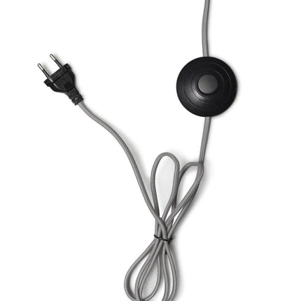 Câble textile gris et interrupteur au pied noir fournis avec le lampadaire Kalimantan