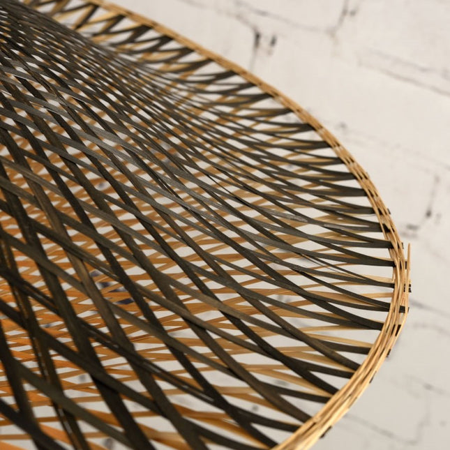 Gros plan sur le tressage en bambou naturel et foncé de l'abat-jour du lampadaire Kalimantan