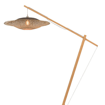 Silhouette complète du lampadaire Kalimantan en bambou, bras diagonal et abat-jour tressé allumé sur fond blanc