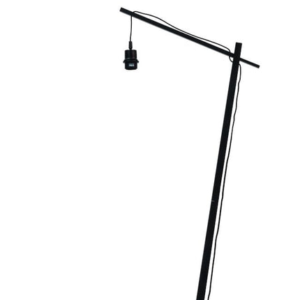 Silhouette de la structure en métal noir du lampadaire Kalimantan, avec son bras en potence et son pied vertical.