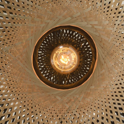 Gros plan sur le tressage circulaire en lattes de bambou naturel de l'abat-jour du lampadaire Kalimantan