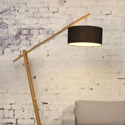 Lampadaire Kilimanjaro en bambou naturel avec abat-jour en lin noir, arche au-dessus d'un canapé gris